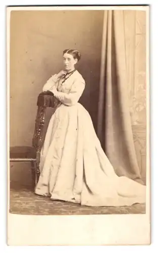 Fotografie Stuart, Helensburgh, junge Schottin im weissen Kleid mit Schleppe und Perlenkette