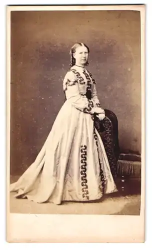 Fotografie Mrs. Williams, Wolverhampton, junge Engländerin im hellen besticken Kleid mit Korkenzieherlocken