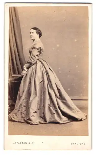 Fotografie Appleton & Co., Bradford, junge Frau aus England im hellen Biedermeierkleid mit Locken