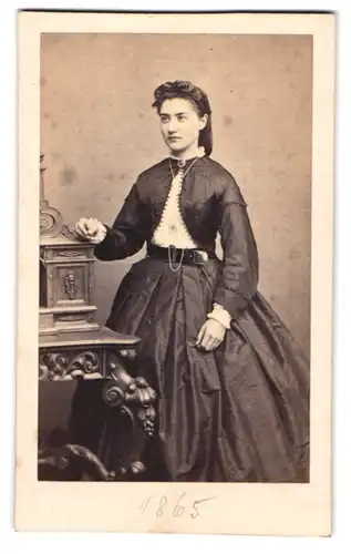 Fotografie Hermann Günter, Hannover, junge Frau P. Poppe im dunklen Kleid mit Haarnetz, 1865