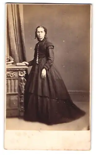 Fotografie Stuart Brothers, Knightsbridge, englische Dame im schwarzen Kleid mit Halskette und Locken