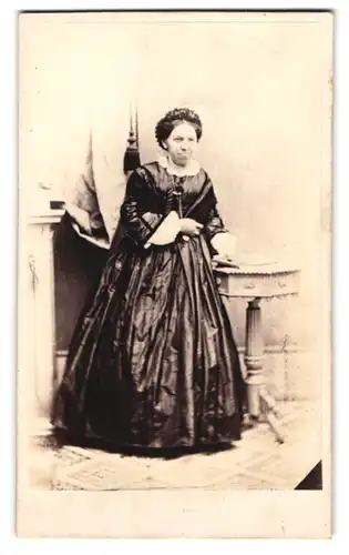 Fotografie A. Strumhöfel, Freiberg, Portrait ältere Dame im seidenen Kleid mit Haube