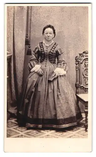 Fotografie A. Strumhöfel, Freiberg, Frau im taillierten Kleid mit Haube im Atelier