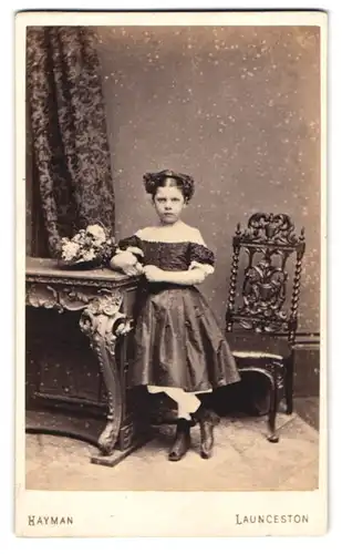 Fotografie Henry Hayman, Launceston, junges englisches Mädchen im schulterfreien Kleid mit Locken