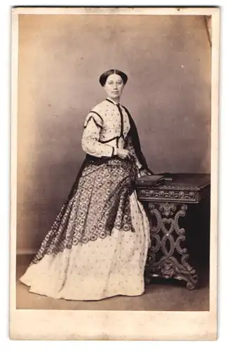 Fotografie Paul Stabler, Sunderland, Portrait Dame im hellen gemusterten Kleid mit Tüll