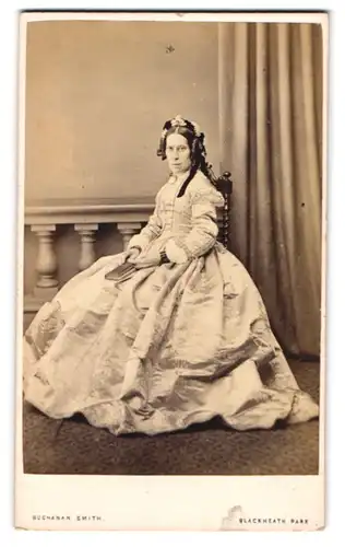 Fotografie Buchanan Smith, London, ältere englische Dame im hellen bestickten Kleid mit Korkenzieherlocken