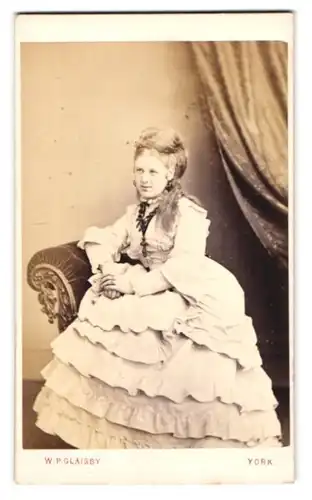 Fotografie W. P. Glaisby, York, junge blonde Engländerin im weissen gerafften Kleid mit toupierten Haaren