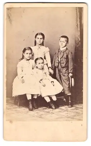Fotografie Louis Strobel, Kempten, vier junge Kinder in weissen Kleidern und im Anzug posieren im Atelier