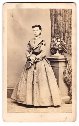 Fotografie Gustav Schmidt, Erfurt, hübsche junge Frau gemusterten Kleid mit Buch in der Hand