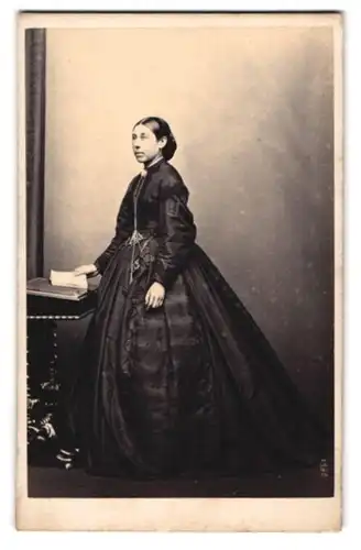 Fotografie J. & J. Holderness, Preston, englische Dame im tief schwarzen Kleid mit Halskette