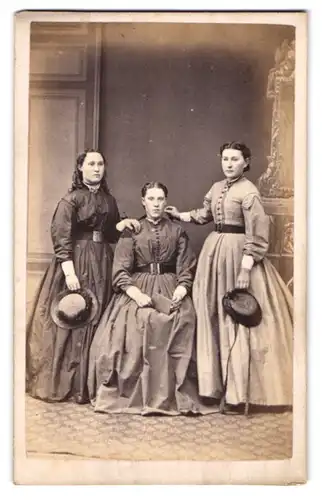 Fotografie W. T. Turner, Leslie, drei junge Schottinen in Biedermeierkleidern mit Hüten posieren im Atelier
