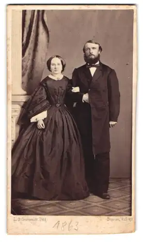 Fotografie L. O. Griendwaldt, Bremen, Molly und Hermann Jantnen im Biedermeierkleid und im Anzug, 1863