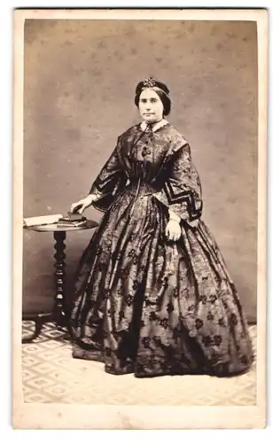 Fotografie John Williams, Bangor, waliser Dame im gemusterten Kleid mit Haube posiert stehend im Atelier