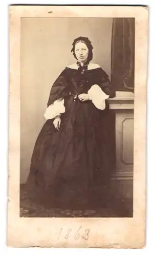 Fotografie unbekannter Fotograf und Ort, Portrait junge Frau Franziska Klöpper im schwarzen Kleid mit Haube, 1863
