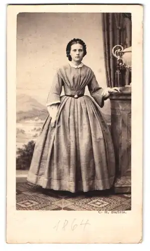 Fotografie C. H. Bartels, Hannover, junge Frau Anna Harbort im schlichten Kleid mit Haube, 1864