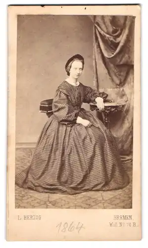 Fotografie L. Herzog, Bremen, junges Mädchen Hermine Grimme im karierten Kleid mit Haube, 1864