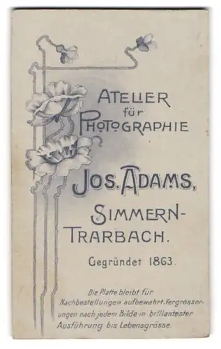 Fotografie Jos. Adams, Simmern-Trarbach, aufbühlende Blumen im Jugendstil umranken Namen des Fotografen