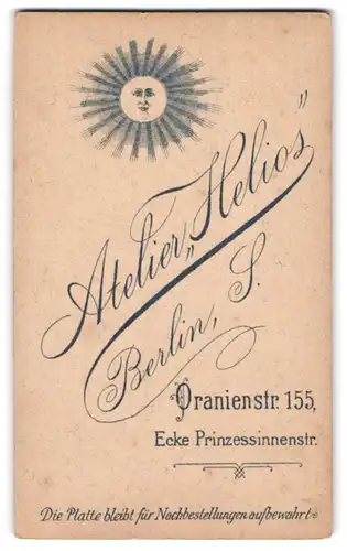 Fotografie Atelier Helios, Berlin, Ornainestr. 155, Sonne mit Gesicht strahlt über dem Fotografennamen