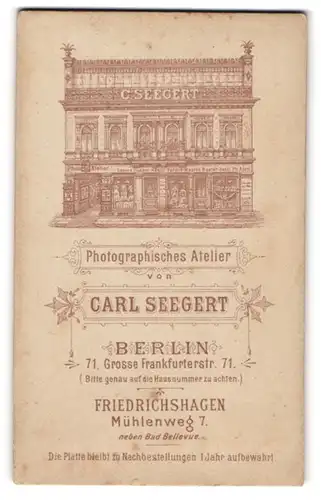 Fotografie Carl Seegert, Berlin, Blick auf die Front des Ateliersgebäudes mit Schaufenster