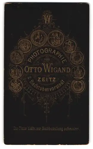 Fotografie Otto Wigand, Zeitz, Badstubenvorstadt 2, Monogramm und Medaillien als Umrandung