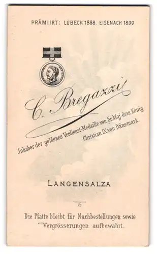 Fotografie C. Bregazzi, Langensalza, abgedruckte Medaille und Wolken vor Sonnenaschein