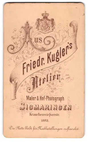 Fotografie Friedr. Kugler, Sigmaringen, Krauchenwiesserstr. 1883, königliches Wappen und florale Jugendstil Verzierung