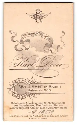 Fotografie Karl Deiss, Waldshut / Baden, Kaiserstr. 300. Monogramm des Fotografen und flaterndes Band