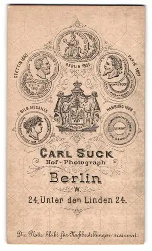 Fotografie Carl Suck, Berlin, Unter den Linden 24, abgedruckte Medaillien und königliches Wappen