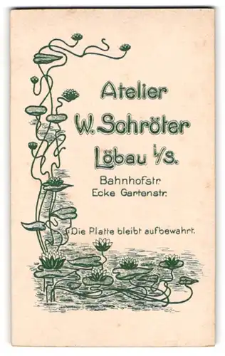 Fotografie W. Schröter, Löbau i. S., Seerosen mit Blüte als florale Umrandung