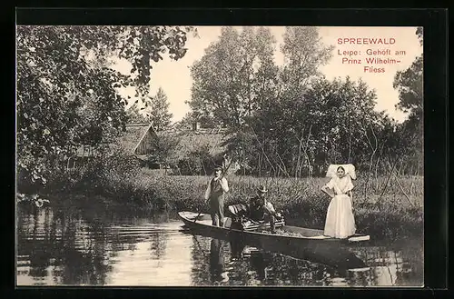 AK Leipe /Spreewald, Gehöft am Prinz Wilhelm-Fliess mit Frau in Spreewälder Tracht und Kahn