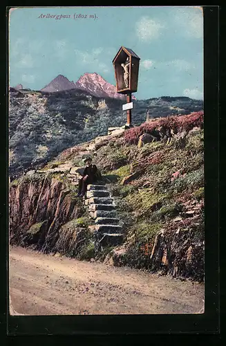 AK Arlbergpass, Wanderer rastet am Wegkreuz