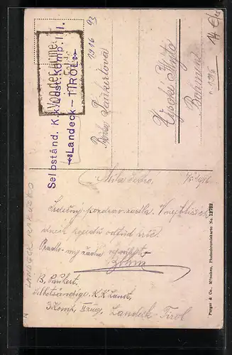 AK Arlbergpass, Wanderer rastet am Wegkreuz