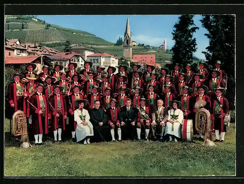 AK Tramin bei Bozen, Musikkapelle vor Ortspanorama