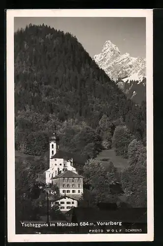 AK Tschagguns i. Motafon, Ortspartie mit Kapelle gegen Waldlandschaft