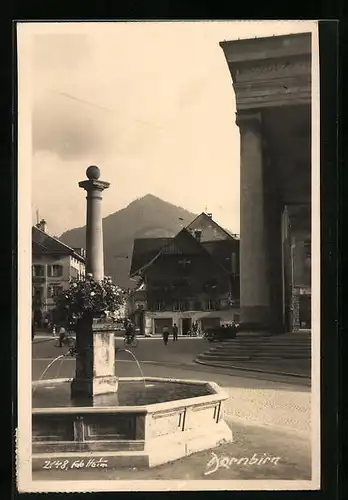 AK Dornbirn, Marktplatz mit Brunnen und Passanten