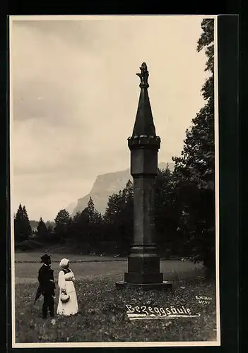 AK Bezau, Passanten vor der Bezeggsäule