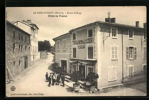 AK Le Bois-D`Oingt, Rue d`Oingt et Hôtel de France