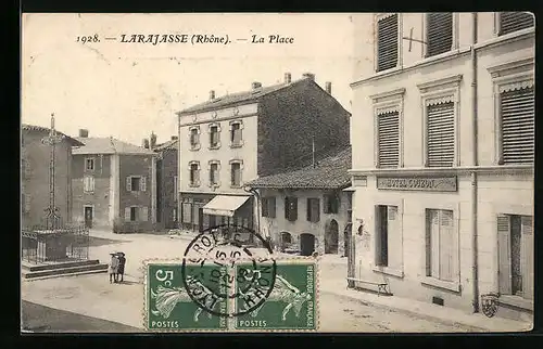 AK Larajasse, La Place