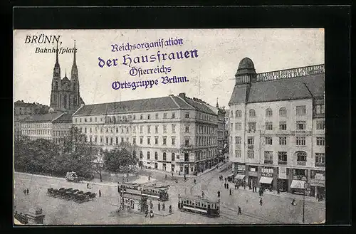 AK Brünn, Bahnhofplatz mit Strassenbahnen aus der Vogelschau