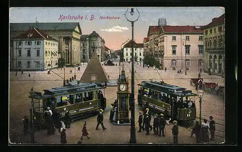 AK Karlsruhe i. B., Marktplatz mit Pyramide und Strassenbahnen