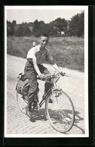 Foto-AK Heranwachsender Bursche auf einer Fahrradtour, 1943