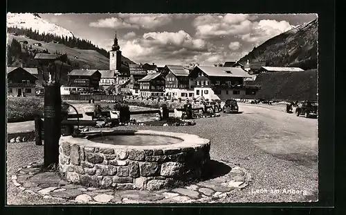 AK Lech am Arlberg, Ortspartie mit Kirche und Brunnen