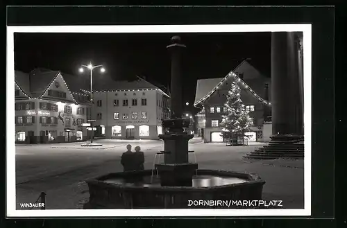 AK Dornbirn, Marktplatz mit Hotel Hirschen und Brunnen bei Nacht