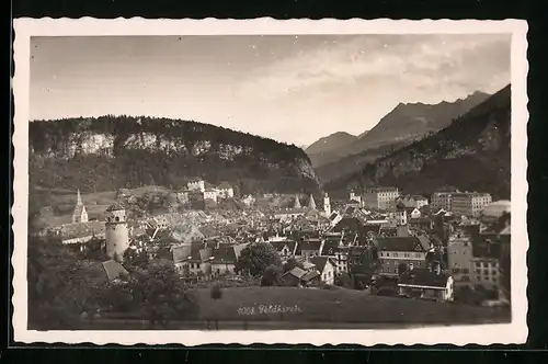 AK Feldkirch, Ortspanorama mit Bergblick