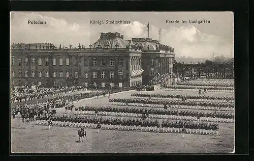 AK Potsdam, Königl. Stadtschloss, Parade im Lustgarten