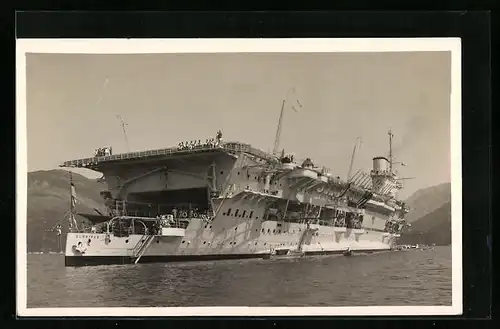 AK Flugzeugträger Glorious liegt vor Anker