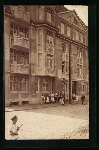 Foto-AK Neuruppin, Bürgerhaus mit Strasse und Gruppe mit Soldaten, ca. 1913