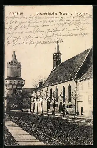 AK Prenzlau, Uckermärkisches Museum und Pulverturm mit Strasse