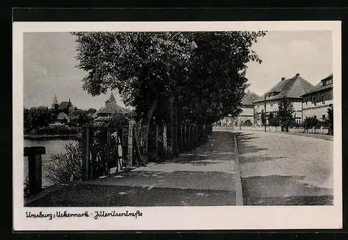 AK Strasburg /Uckerm., Partie in der Jüteritzer Strasse mit Blick auf Ufer und Kirchturm