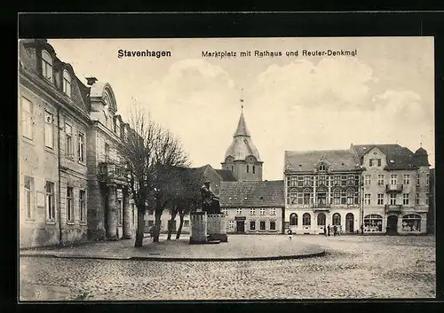 AK Stavenhagen, Marktplatz mit Rathaus und Reuter-Denkmal